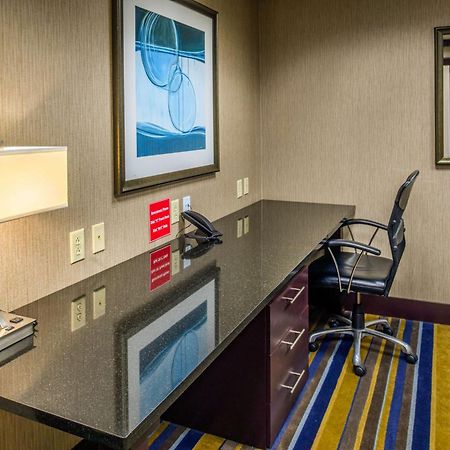 ホテル エンバシー スイーツ バイ ヒルトン セント ルイス エアポート ブリッジトン エクステリア 写真